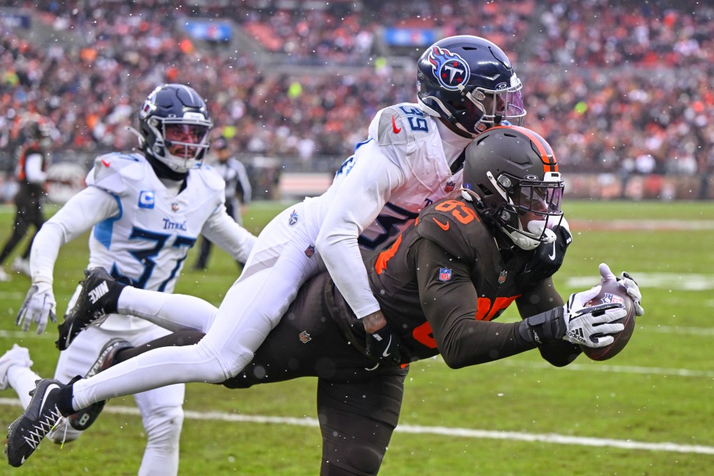 Browns tight end David Njoku (85) catching a touchdown pass over Titans cornerback Darrell Baker Jr. (39).