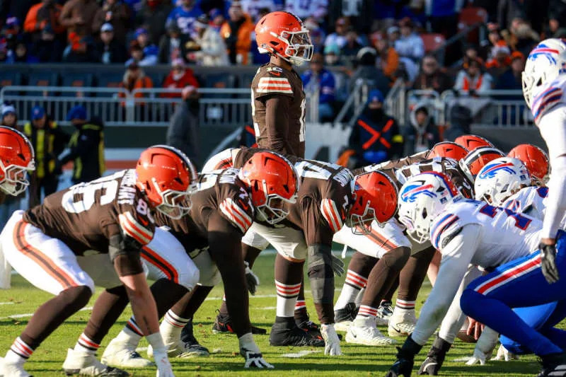 CLEVELAND, OH – DECEMBER 21: Cleveland Browns quarterback Shedeur Sanders 12 looks over the defense during the third quarter of the National Football League game between the Buffalo Bills and Cleveland Browns on December 21, 2025, at Huntington Bank Field in Cleveland, OH. Photo by Frank Jansky/Icon Sportswire NFL, American Football Herren, USA DEC 21 Bills at Browns EDITORIAL USE ONLY Icon251221176