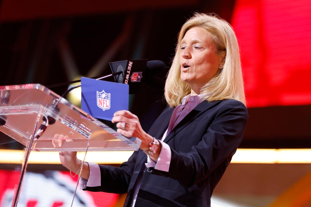 Giants hire Dawn Aponte away from NFL for significant front office role