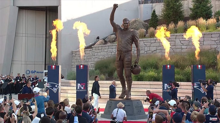 080825_tom_brady_statue_kal