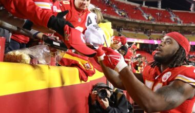 Chiefs release defensive end Mike Danna after six seasons