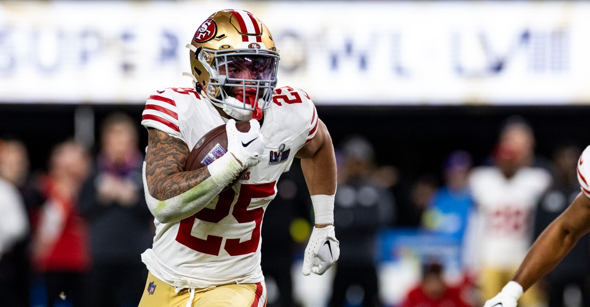 Patriots re-sign running back, offensive tackle on futures contracts