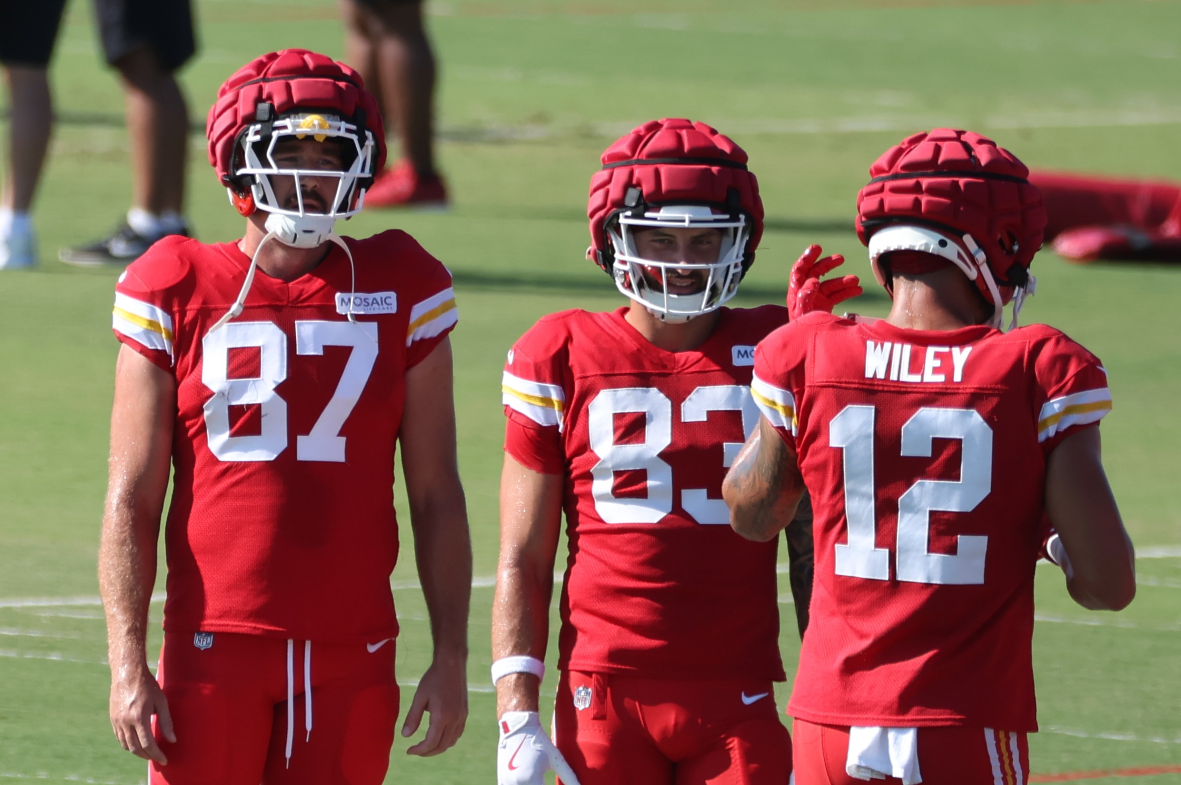 ST. JOSEPH, MO - AUGUST 02: Kansas City Chiefs tight ends Travis Kelce (87), Noah Gray (83) and Jared Wiley (12) during training camp on August 2, 2024 at Missouri Western State University in St. Joseph, MO. (Photo by Scott Winters/Icon Sportswire via Getty Images)