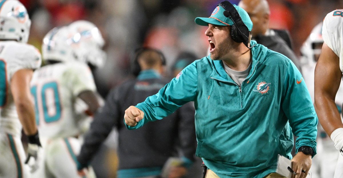 Dolphins to retain Austin Clark