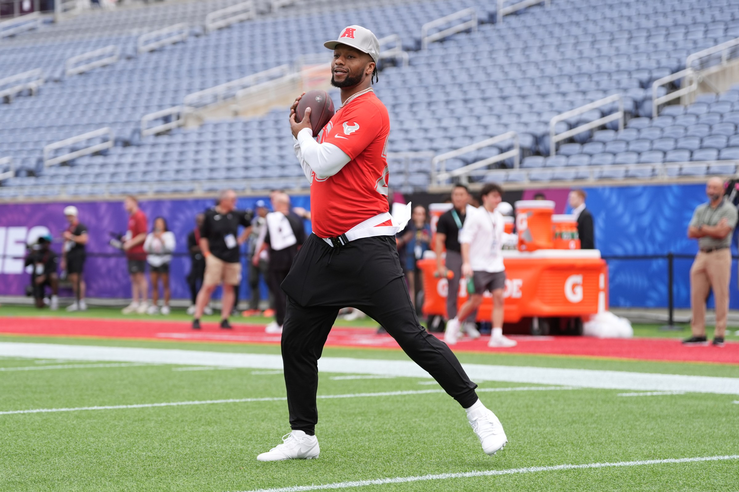 ORLANDO, FLORIDA - JANUARY 26: Joe Mixon #28 of the Houston Texans and AFC makes a catch during practice prior to the Pro Bowl Games at Camping World Stadium on February 1, 2025 in Orlando, Florida. (Photo by Perry Knotts/Getty Images)