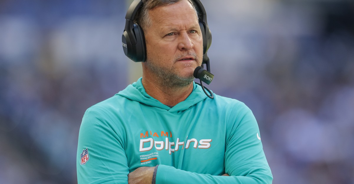 Dolphins sign linebackers coach Joe Barry to extended contract