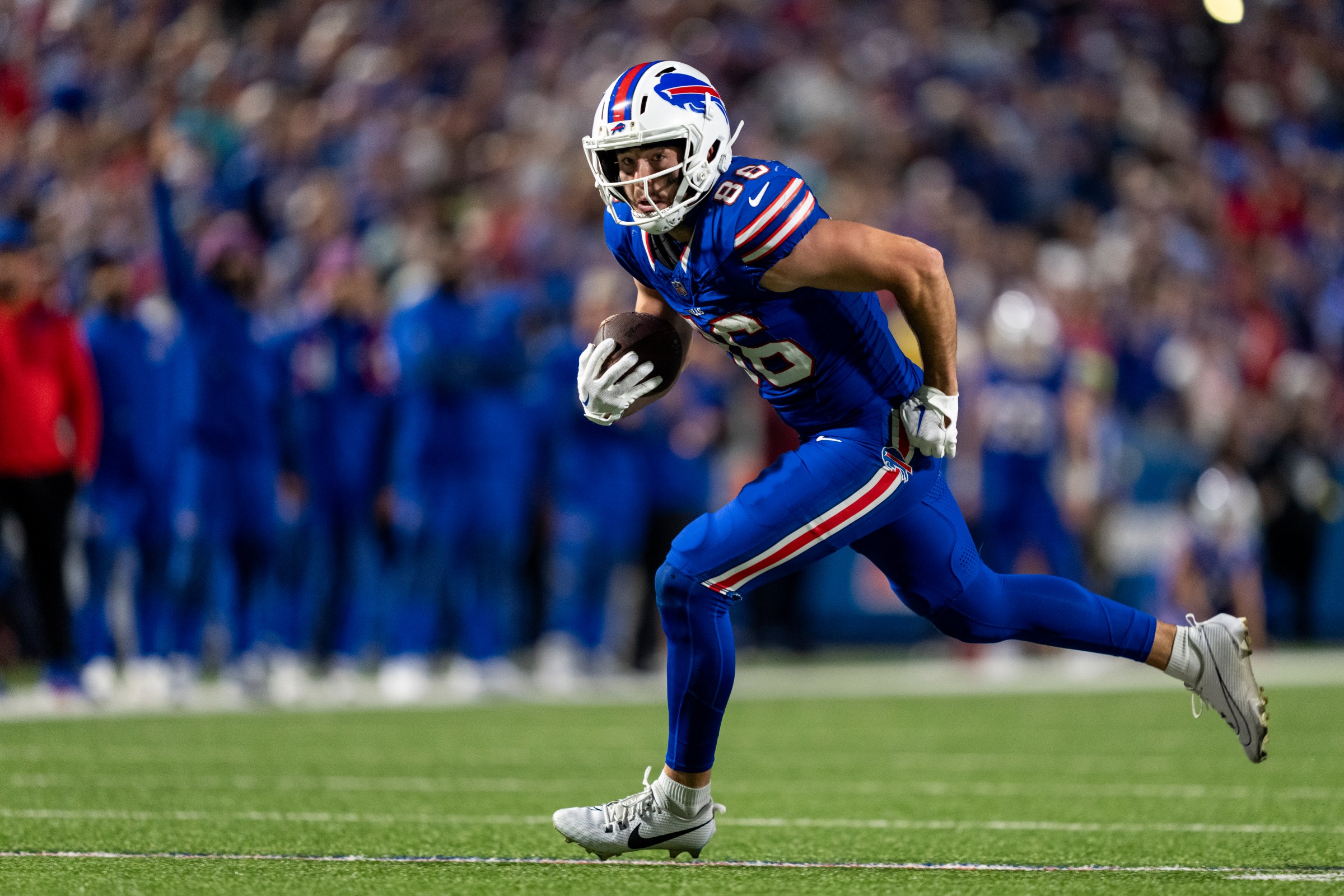 ORCHARD PARK, NEW YORK - SEPTEMBER 18: Dalton Kincaid #86 of the Buffalo Bills runs with the ball during an NFL football game against the Miami Dolphins at Highmark Stadium on September 18, 2025 in Orchard Park, New York. (Photo by Michael Owens/Getty Images)