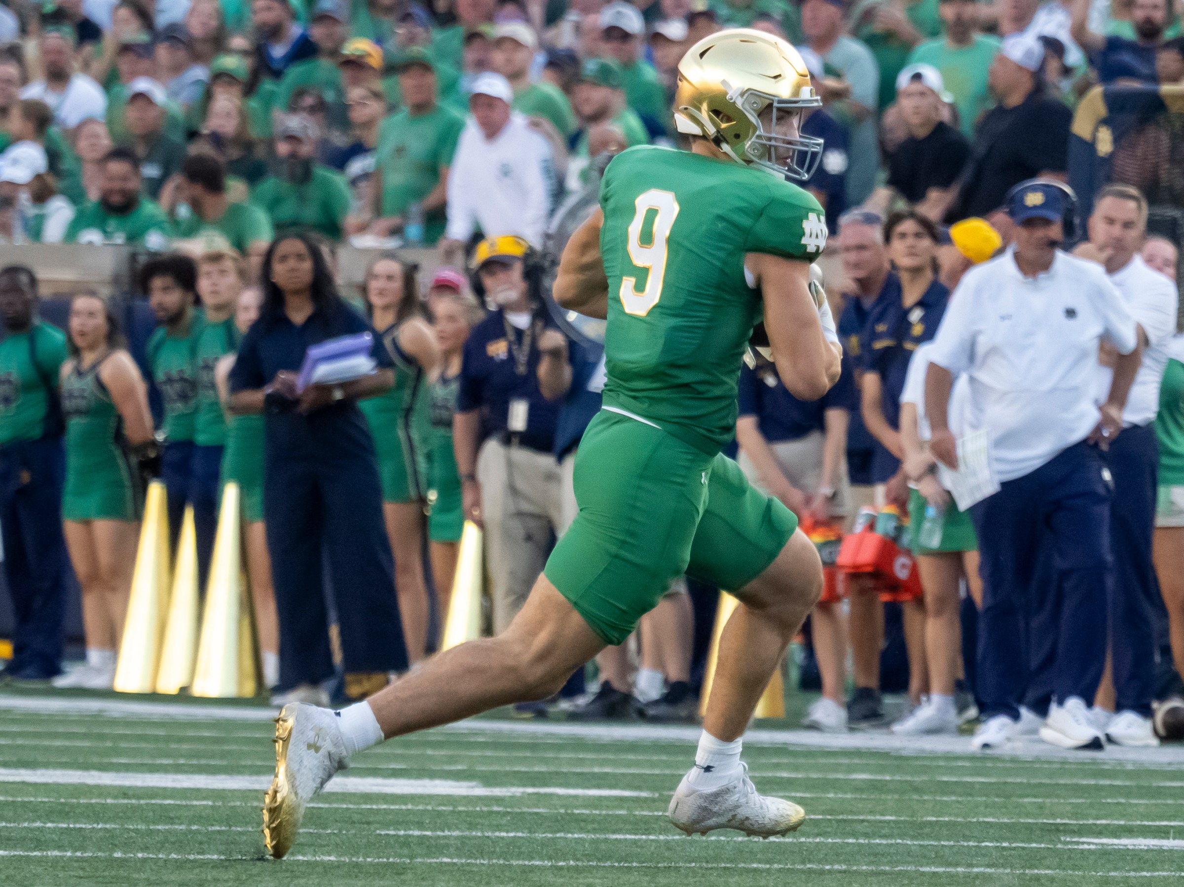 SOUTH BEND, IN - OCTOBER 04: Notre Dame Fighting Irish tight end Eli Raridon (9) runs the ball during the game between the Boise State Broncos and Notre Dame Fighting Irish on October 04, 2025 at Notre Dame Stadium in South Bend, IN. (Photo by Joseph Weiser/Icon Sportswire via Getty Images)