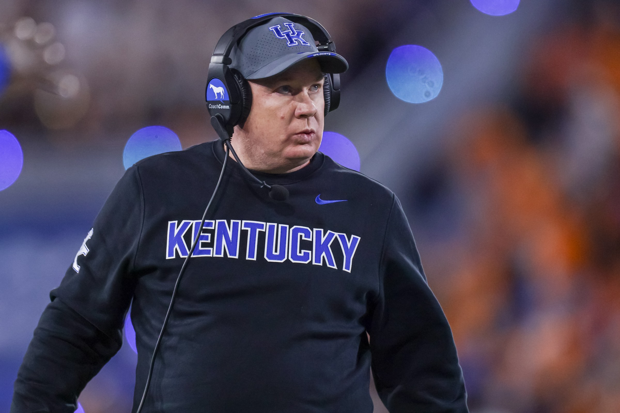 LEXINGTON, KENTUCKY - OCTOBER 25: Head coach Mark Stoops of the Kentucky Wildcats coaches during the NCAA football game Kentucky Wildcats vs Tennessee Volunteers at Kroger Field on October 25, 2025 in Lexington, Kentucky. (Photo by Michael Hickey/Getty Images)