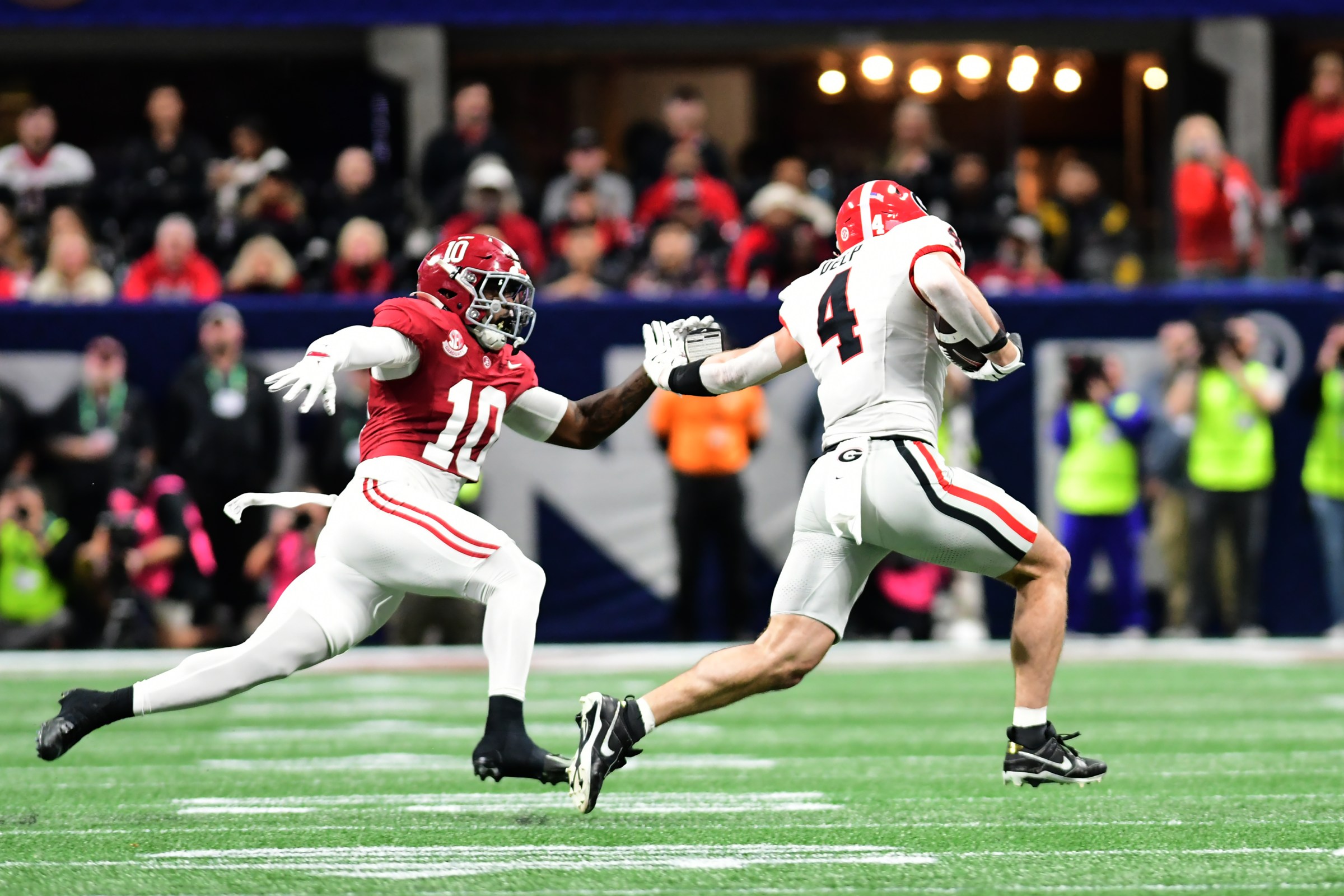 ATLANTA, GEORGIA - DECEMBER 6: Oscar Delp #4 of the Georgia Bulldogs outruns Justin Jefferson #10 of the Alabama Crimson Tide in the first quarter of the 2025 SEC Championship Game between the Georgia Bulldogs and the Alabama Crimson Tide at Mercedes-Benz Stadium on December 6, 2025 in Atlanta, Georgia. (Photo by Perry McIntyre/ISI Photos/ISI Photos via Getty Images)