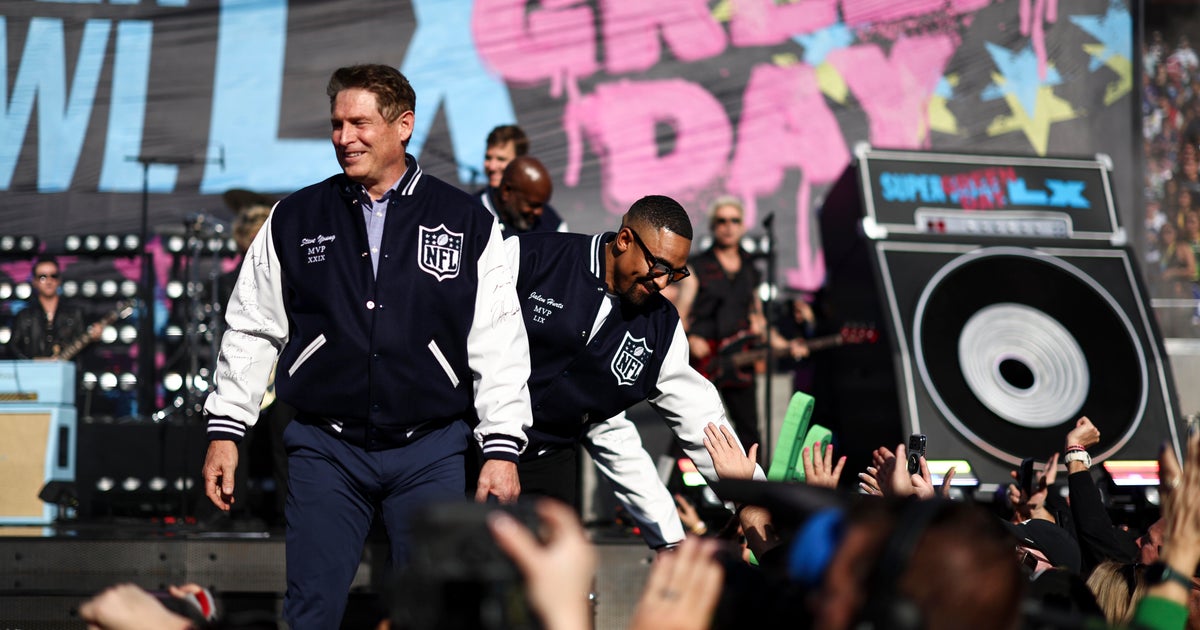 Eagles QB Jalen Hurts introduced with "Super Bowl Legends" before big game between Patriots-Seahawks