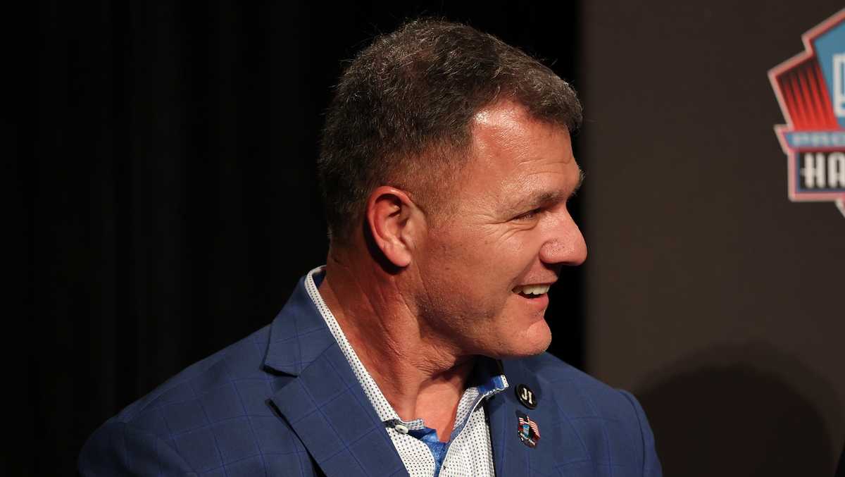 Former Patriots kicker Adam Vinatieri voted into Hall of Fame