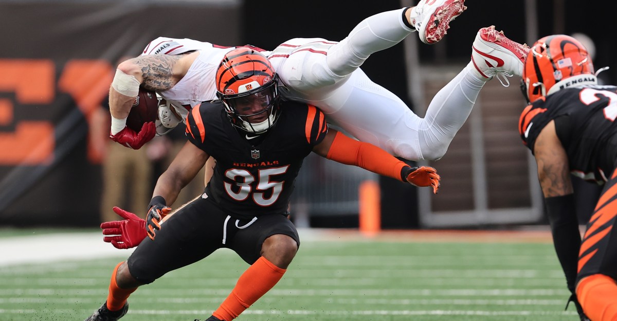 Bengals re-sign Jalen Davis and Kendall Milton