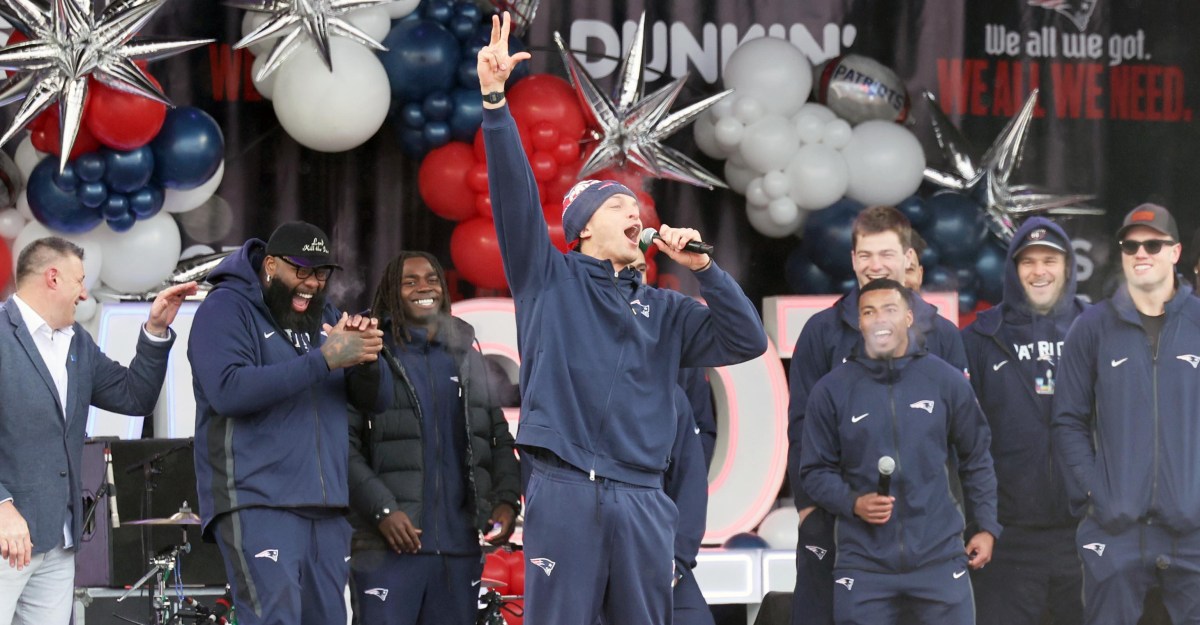 Thousands brave freezing temperatures to attend Patriots Super Bowl send-off