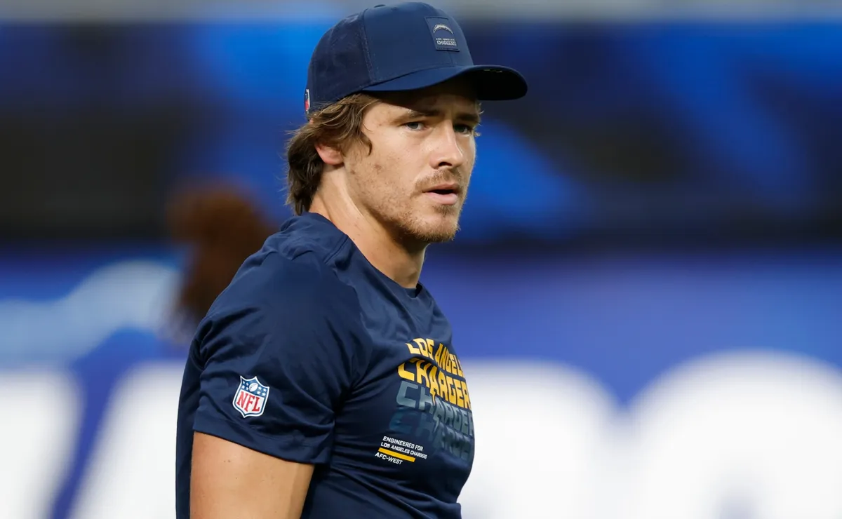 Chargers add surprising coach to staff to work closely with Mike McDaniel and Justin Herbert