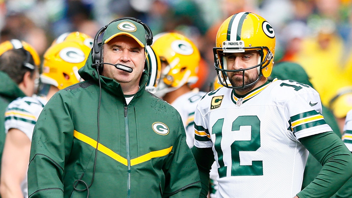 Mike MCCarthy and Aaron Rodgers on sideline