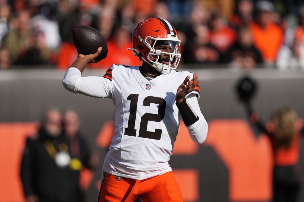 Cleveland Browns quarterback Shedeur Sanders (12) passes against the Cincinnati Bengals.