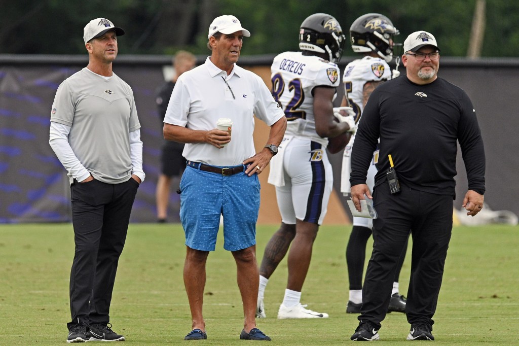 John Harbaugh (l.) and Greg Roman (r.) are pictured in 2021.