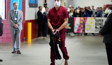 Patriots' Mack Hollins arrived at Super Bowl dressed as a prisoner