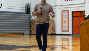 Former Vikings linebacker Chad Greenway speaks in Sibley - The Globe