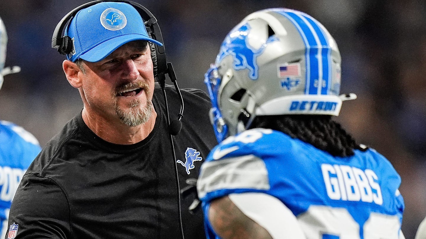 Detroit Lions head coach Dan Campbell shakes hands with running back Jahmyr Gibbs (26) after Sam LaPorta's touchdown against Tennessee Titans during the first half at Ford Field in Detroit on Sunday, Oct. 27, 2024.