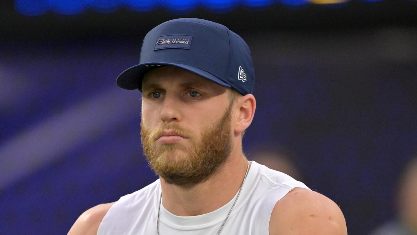 Seattle Seahawks wide receiver Cooper Kupp warms up