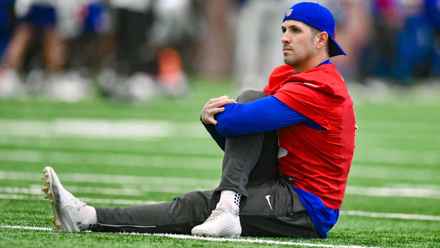 Jun 17, 2025; East Rutherford, NJ, USA; New York Giants place kicker Graham Gano (9) stretches during minicamp at Quest Diagnostics Training Center. Mandatory Credit: John Jones-Imagn Images