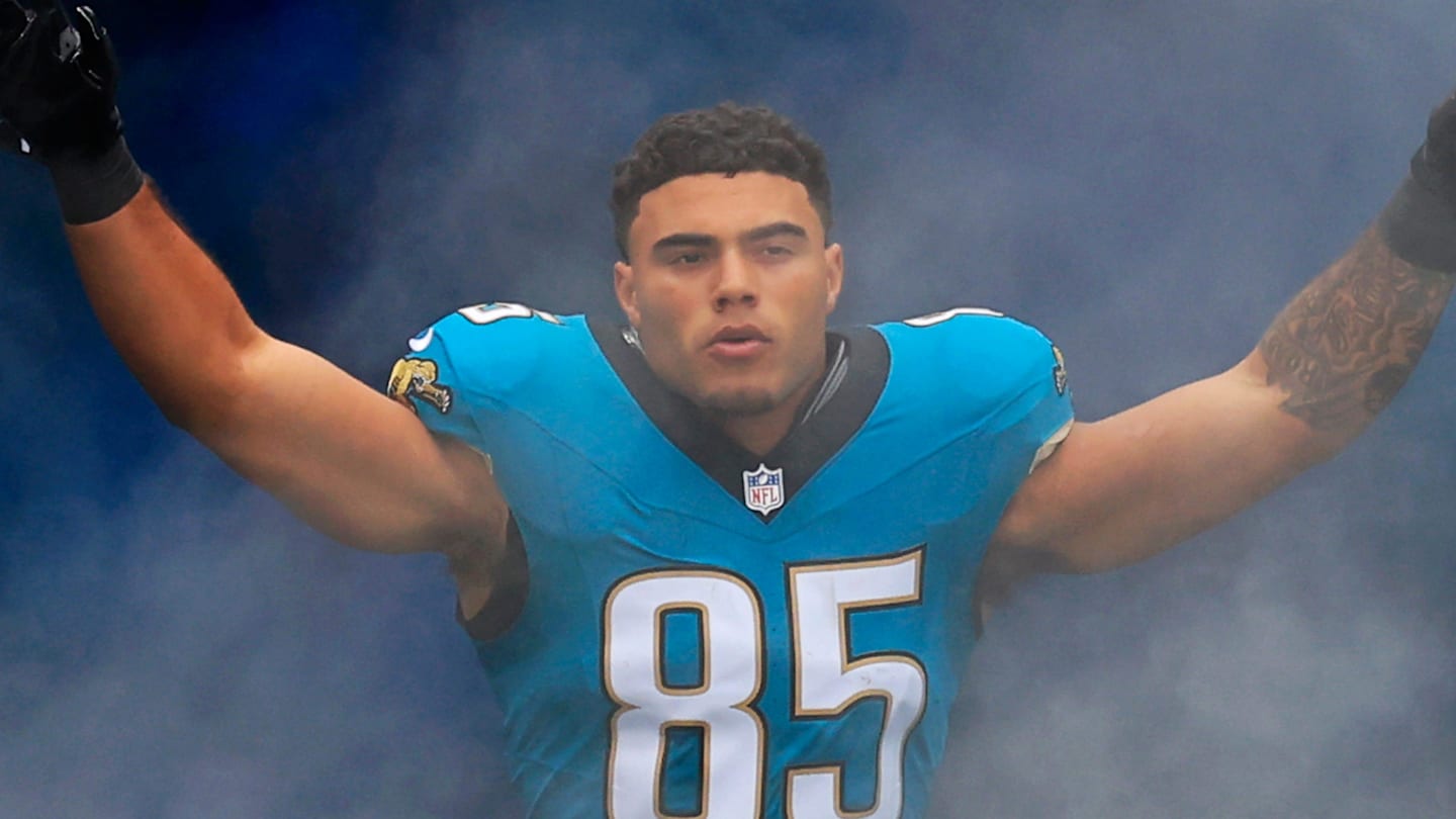 Jacksonville Jaguars tight end Brenton Strange (85) runs on the field before an NFL football matchup at EverBank Stadium, Sunday, Jan. 4, 2026, in Jacksonville, Fla. The Jaguars defeated the Titans 41-7, capturing the AFC South title.