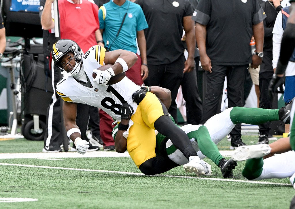 Steelers tight end Jonnu Smith (81) is tackled during the second quarter of the Jets and Pittsburgh Steelers game in East Rutherford, NJ. 