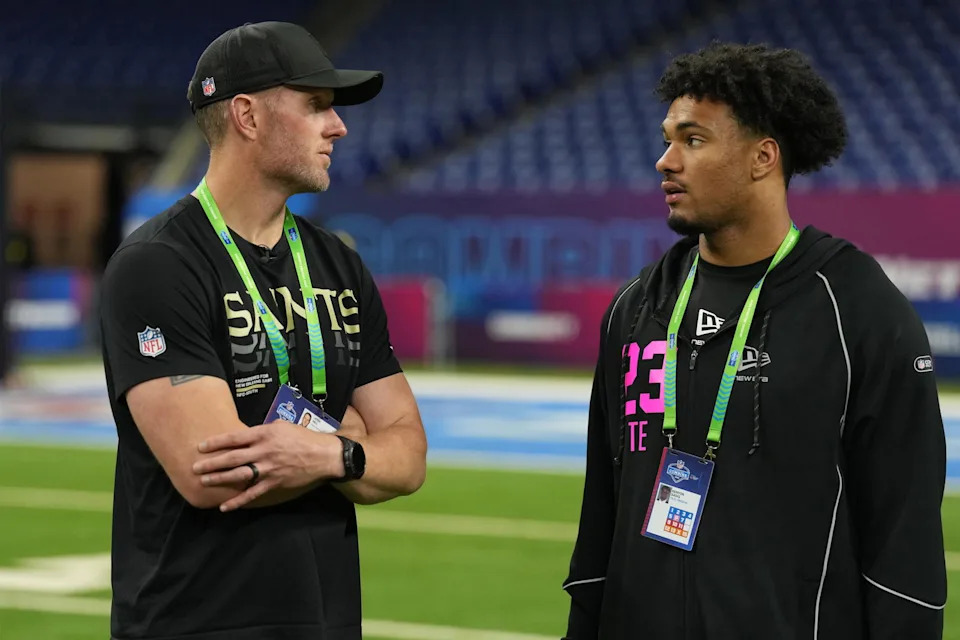 New Orleans Saints scout Josh Hill (left) talks with Oregon tight end Kenyon Sadiq (TE23) during the NFL Scouting Combine at Lucas Oil Stadium. Kirby Lee-Imagn Images