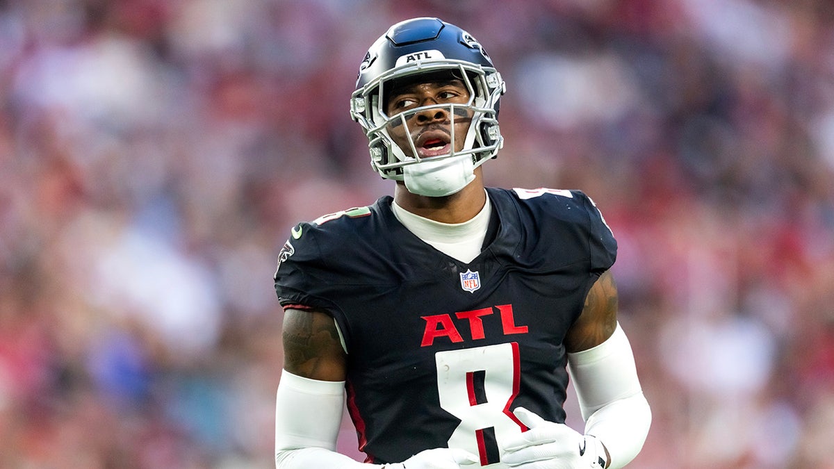 Kyle Pitts Sr. before a game against the Cardinals