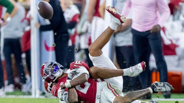 Alabama wide receiver Ryan Williams (2) can't make the catch...