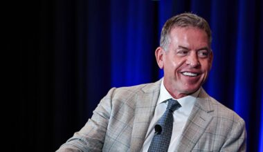 Troy Aikman says he will continue with Miami Dolphins front office