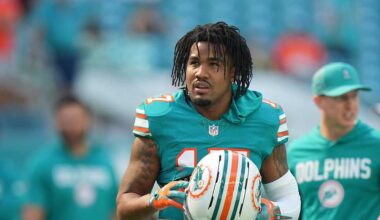Miami Dolphins trade wide receiver Jaylen Waddle to Denver Broncos
