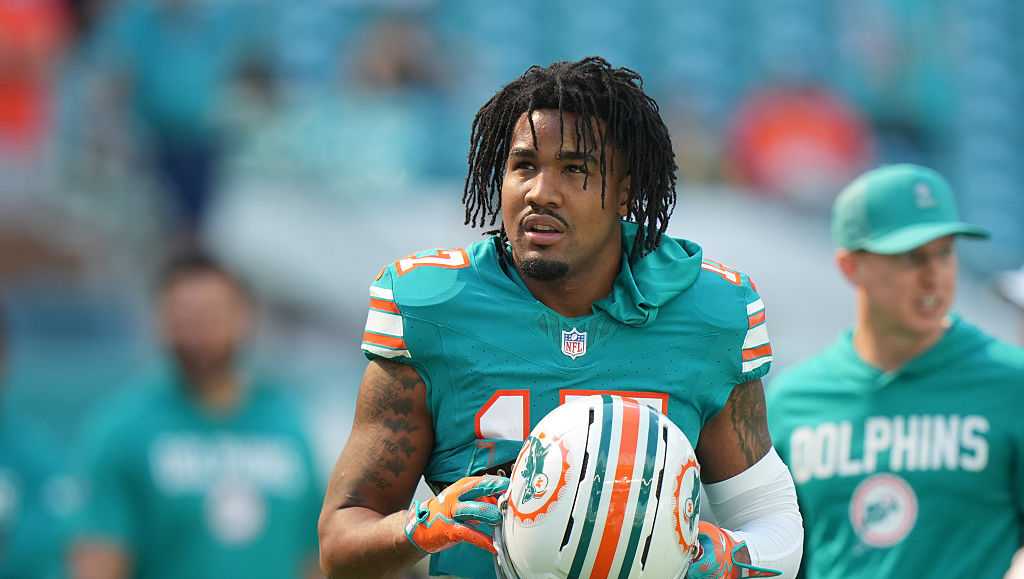 Miami Dolphins trade wide receiver Jaylen Waddle to Denver Broncos