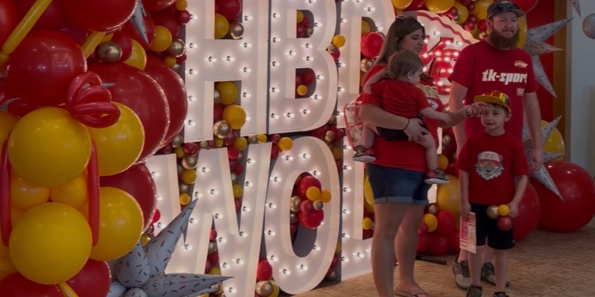 KC Wolf celebrates birthday with sold-out bash at Arrowhead Stadium