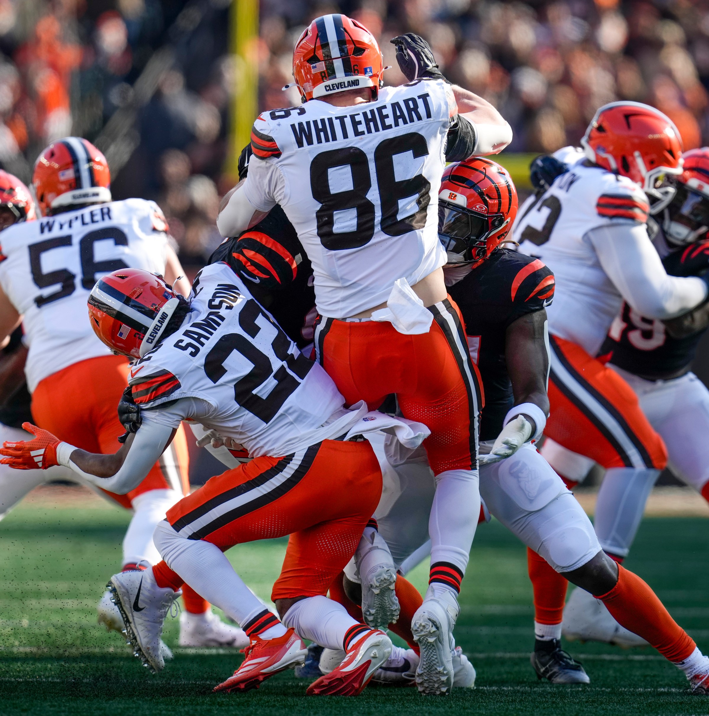 Daily Dawg Chow 3/24; BREAKING - Browns bring back TE Blake Whiteheart