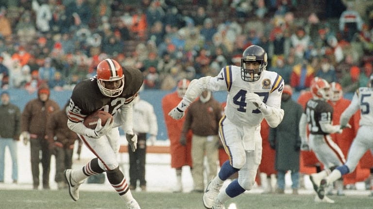 Cleveland Browns tight end Ozzie Newsome (82) runs past Minnesota...