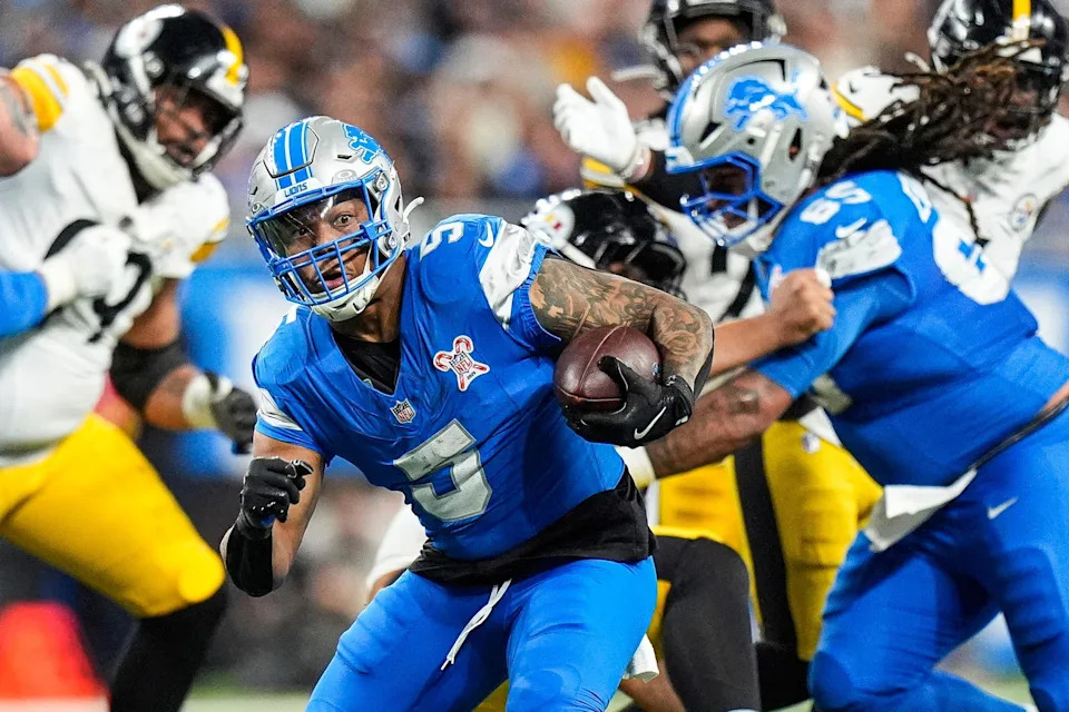 Detroit Lions running back David Montgomery (5) runs against Pittsburgh Steelers during the first half at Ford Field in Detroit. Junfu Han-USA TODAY NETWORK via Imagn Images