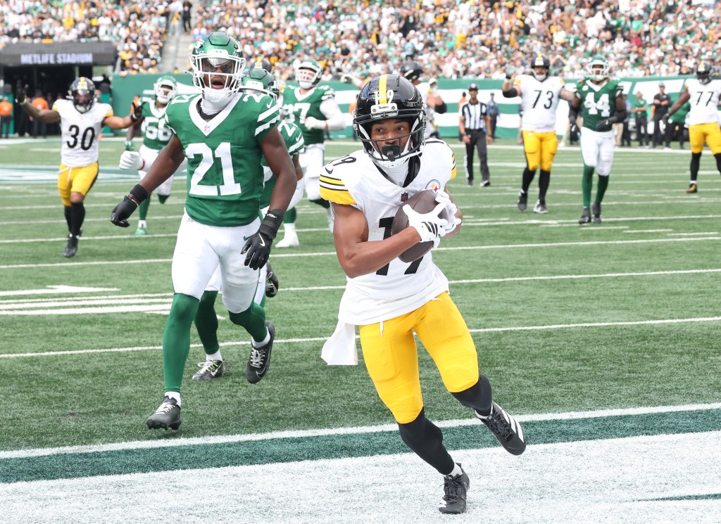 Pittsburgh Steelers wide receiver Calvin Austin III (19) completes a reception for a touchdown after a fumble recovery during the third quarter when the New York Jets played the Pittsburgh Steelers Sunday, September 7, 2025 at MetLife Stadium in East Rutherford, NJ.