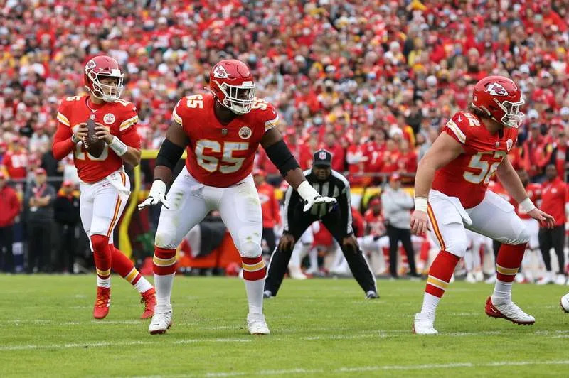 KANSAS CITY, MO – DECEMBER 26: Kansas City Chiefs guard Trey Smith 65 and center Creed Humphrey 52 keep a clean pocket for quarterback Patrick Mahomes 15 in the first quarter of an NFL, American Football Herren, USA game between the Pittsburgh Steelers and Kansas City Chiefs on Dec 26, 2021 at GEHA Field at Arrowhead Stadium in Kansas City, MO. Photo by Scott Winters/Icon Sportswire NFL: DEC 26 Steelers at Chiefs Icon2112260126