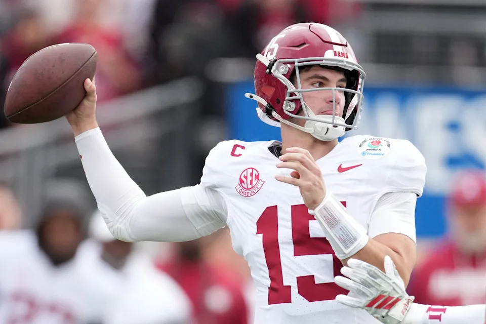 Alabama Crimson Tide quarterback Ty Simpson passes against the Indiana Hoosiers.Kirby Lee-Imagn Images