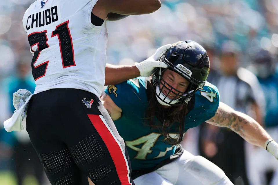 Houston Texans running back Nick Chubb (21) jukes against Jacksonville Jaguars linebacker Dennis Gardeck (47) during the fourth quarter of an NFL football matchup at EverBank Stadium, Sunday, Sept. 21, 2025, in Jacksonville, Fla. The Jaguars defeated the Texans 17-10. [Corey Perrine/Florida Times-Union]