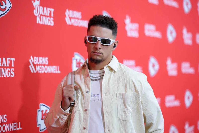 October 19, 2025: Kansas City Chiefs quarterback Patrick Mahomes 15 arrives before an NFL, American Football Herren, USA football game against the Las Vegas Raiders at GEHA Field at Arrowhead Stadium in Kansas City, MO. /CSM Kansas City United States of America – ZUMAc04_ 20251019_zma_c04_015 Copyright: xDavidxSmithx