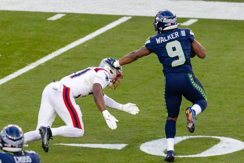SANTA CLARA, CA – FEBRUARY 08: RB Kenneth Walker III 9 of the Seattle Seahawks stiff arms S Craig Woodson 31 of the New England Patriots during the Seattle Seahawks versus the New England Patriots Super Bowl LX game on February 8, 2026, at Levi s Stadium in Santa Clara, CA. Photo by Matthew Huang/Icon Sportswire NFL, American Football Herren, USA FEB 08 Super Bowl LX Seahawks vs Patriots EDITORIAL USE ONLY Icon260208081