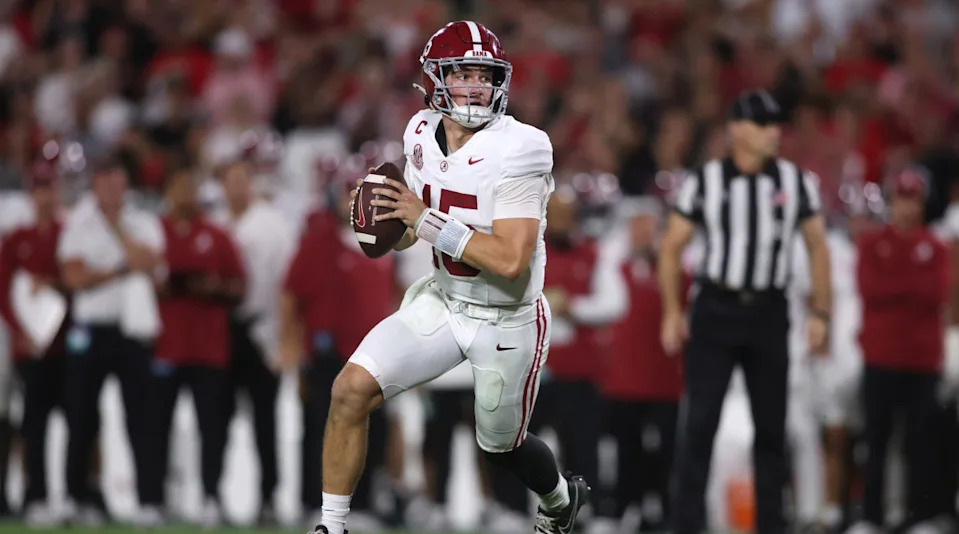 Alabama Crimson Tide quarterback Ty Simpson (15) looks to pass.© Brett Davis-Imagn Images