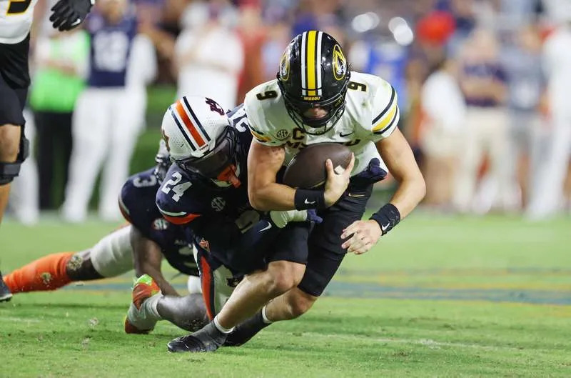 NCAA, College League, USA Football: Missouri at Auburn Oct 18, 2025 Auburn, Alabama, USA Missouri Tigers quarterback Beau Pribula 9 is tackled by Auburn Tigers defensive end Keyron Crawford 24 during the fourth quarter at Jordan-Hare Stadium. Auburn Jordan-Hare Stadium Alabama USA, EDITORIAL USE ONLY PUBLICATIONxINxGERxSUIxAUTxONLY Copyright: xJohnxReedx 20251018_djc_sr5_354