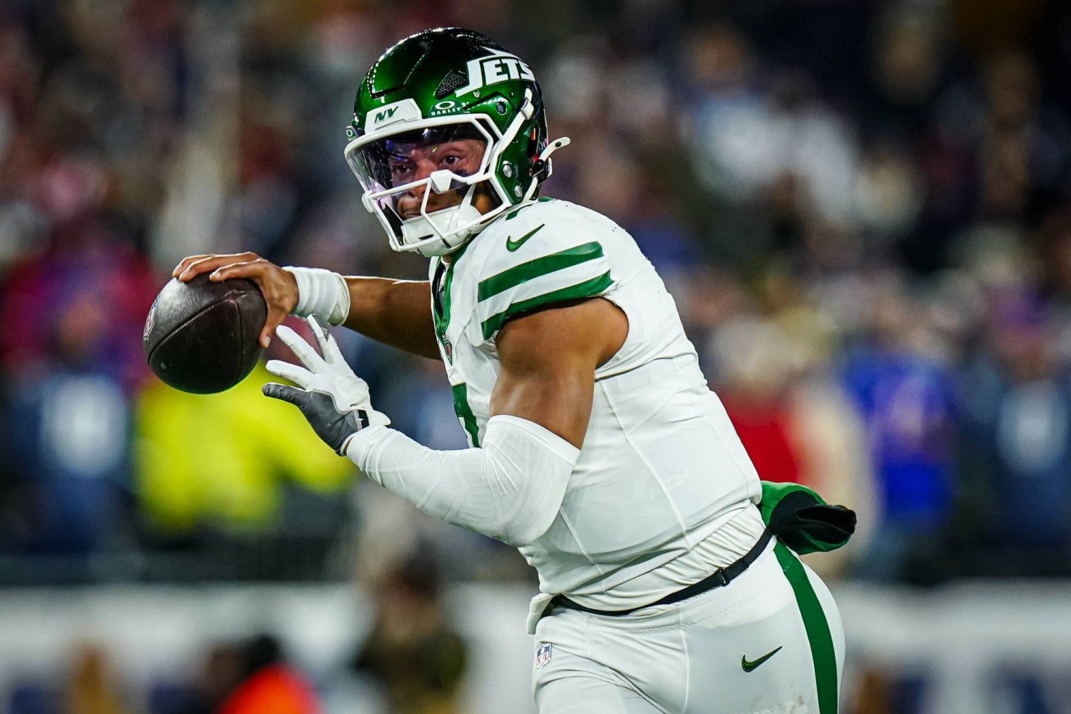 Jets trading quarterback Justin Fields to Chiefs