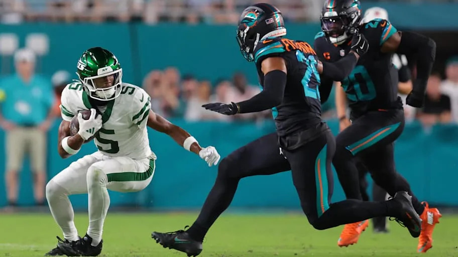 New York Jets wide receiver Garrett Wilson (5) makes a catch against Miami Dolphins free safety Minkah Fitzpatrick