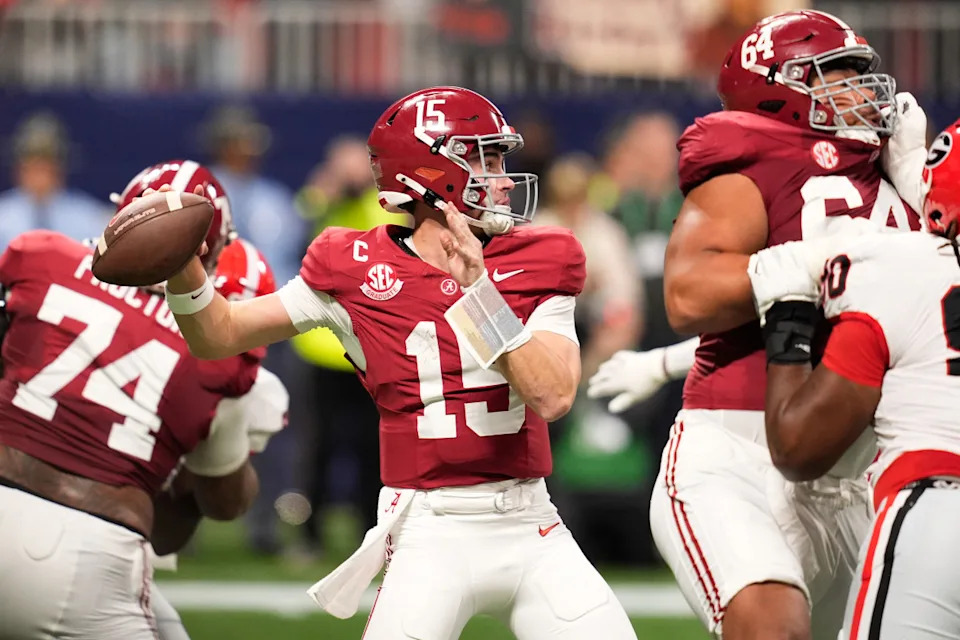 Alabama Crimson Tide quarterback Ty Simpson (15) throws a pass.Dale Zanine-Imagn Images